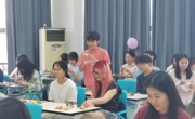 做爱视频
举办“一站式”社区活动：“情暖初心，绘忆同行”心理健康素质扩展活动